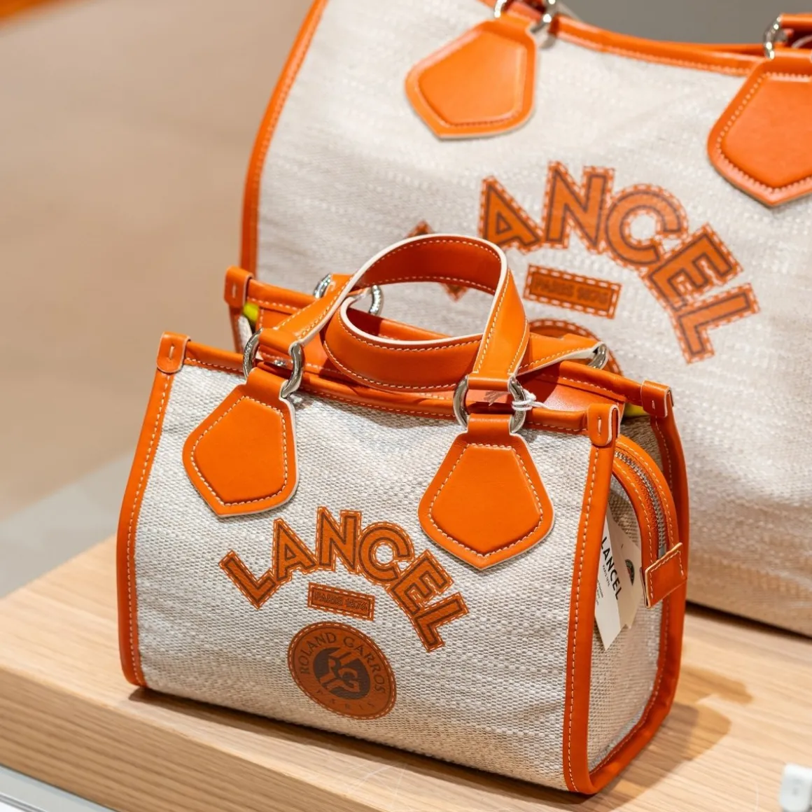cabas_zipp_lancel_pour_rolandgarros__terre_battue_3.webp Roland-Garros Totebags & Sacs À Main | Sacs-Cabas zippé Lancel pour - Terre battue