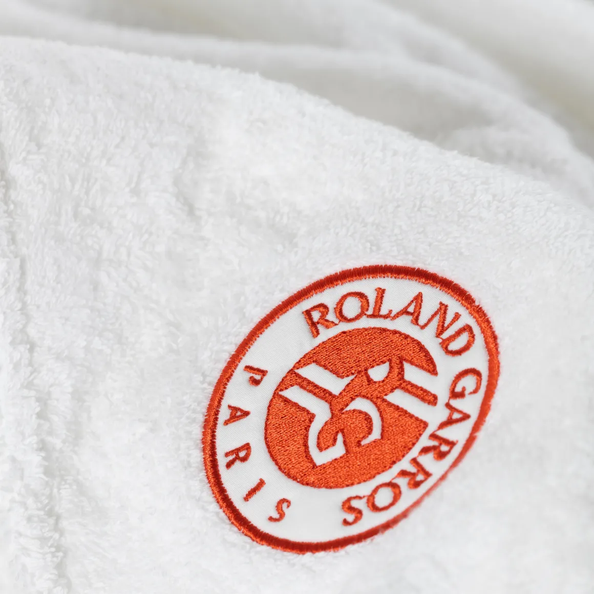 drap_de_bain__capuche_enfant_carr_blanc_x_rolandgarros__blanc_5.webp Roland-Garros Linge De Bain | Accessoires-Drap de bain à capuche enfant Carré Blanc x - Blanc