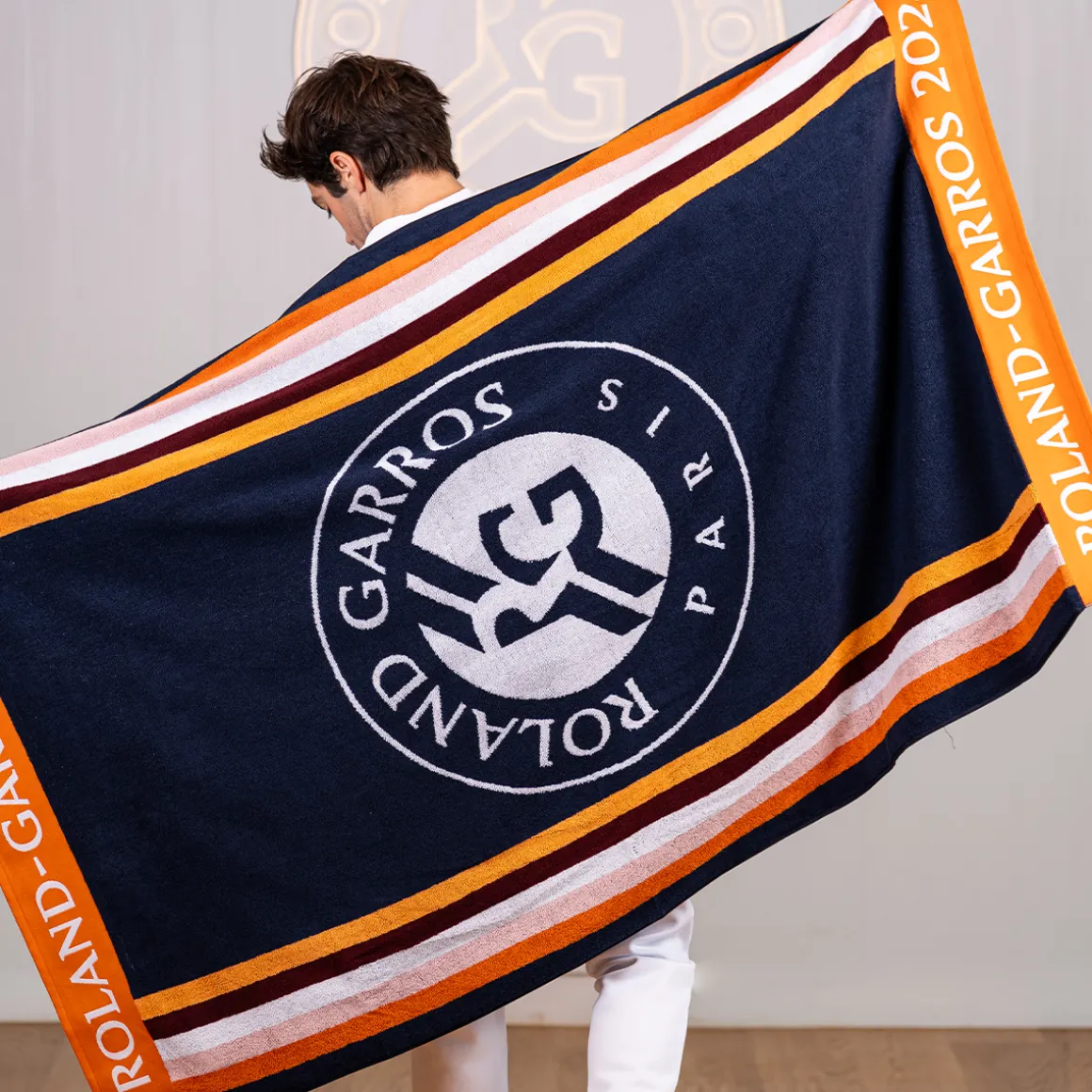 drap_de_plage_officiel_joueurse_rolandgarros___marine_2.webp Roland-Garros Linge De Bain | Linge De Maison-Drap de plage officiel joueur•se 2024 - Marine