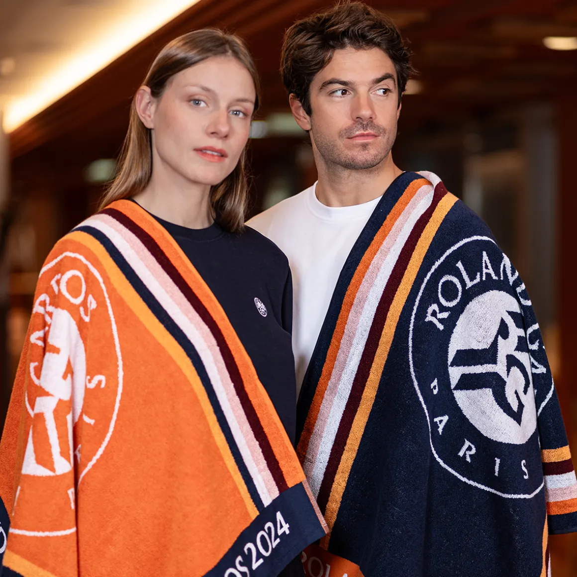 drap_de_plage_officiel_joueurse_rolandgarros___marine_3.webp Roland-Garros Linge De Bain | Linge De Maison-Drap de plage officiel joueur•se 2024 - Marine