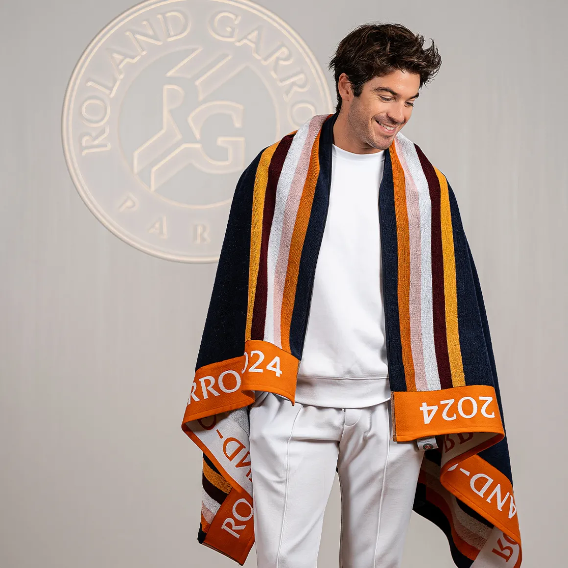 drap_de_plage_officiel_joueurse_rolandgarros___marine_4.webp Roland-Garros Linge De Bain | Linge De Maison-Drap de plage officiel joueur•se 2024 - Marine