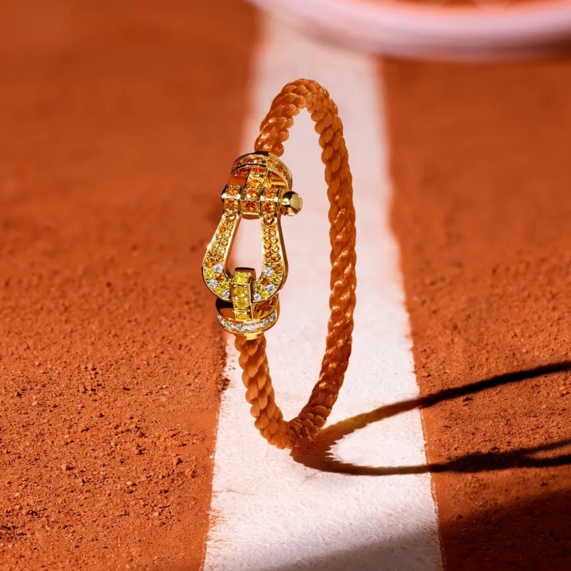 manille_force__fred_pour_rolandgarros__grand_modle_or_jaune_e_pav_diamants_et_pierres_de_couleurs_2.webp Roland-Garros Bracelets | Bracelets-Manille Force 10 Fred pour - Grand modèle or jaune 750/1000e pavé diamants et pierres de couleurs