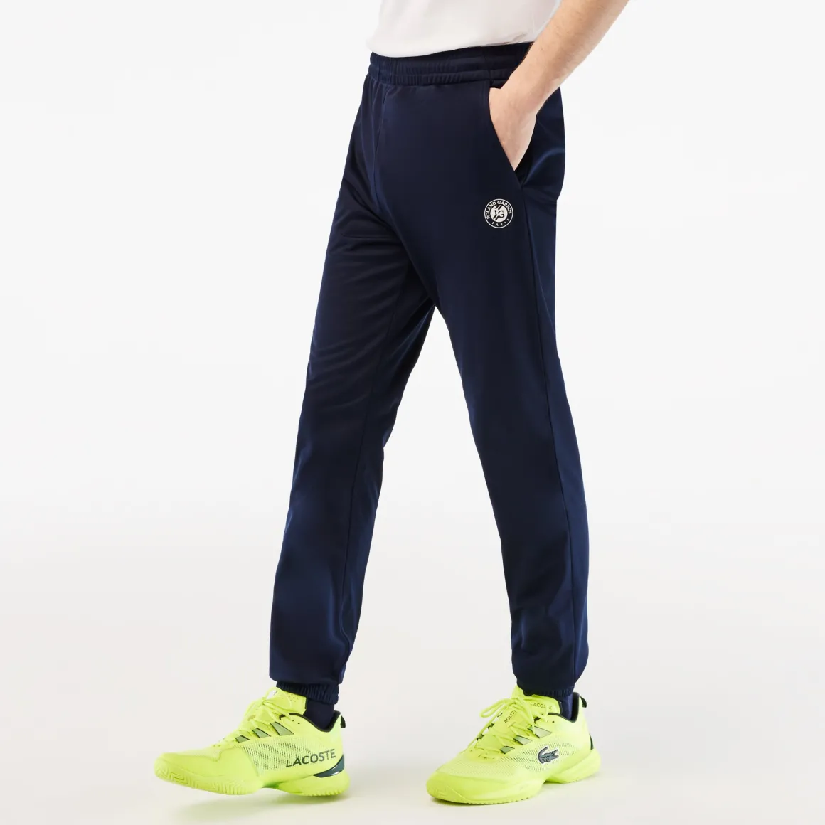 pantalon_homme_ramasseur_lacoste_x_rolandgarros__marine_2.webp Roland-Garros Tenues De Ramasseurs De Balles | Tenues De Tennis Hommes-Pantalon Homme Ramasseur Lacoste x - Marine