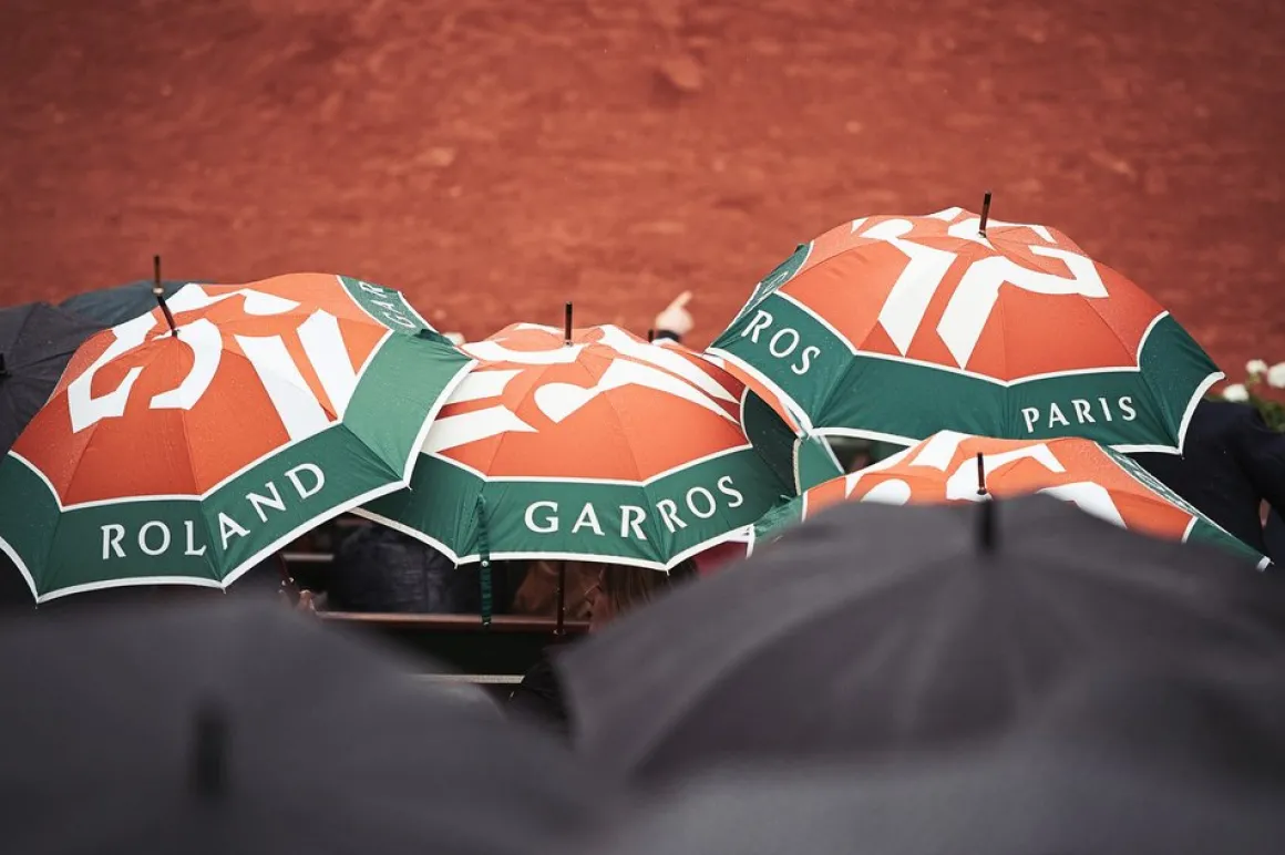 parapluie_rolandgarros_logo_tricolore_petit_modle__multicolor_3.webp Roland-Garros Parapluies-Parapluie logo tricolore petit modèle - Multicolor