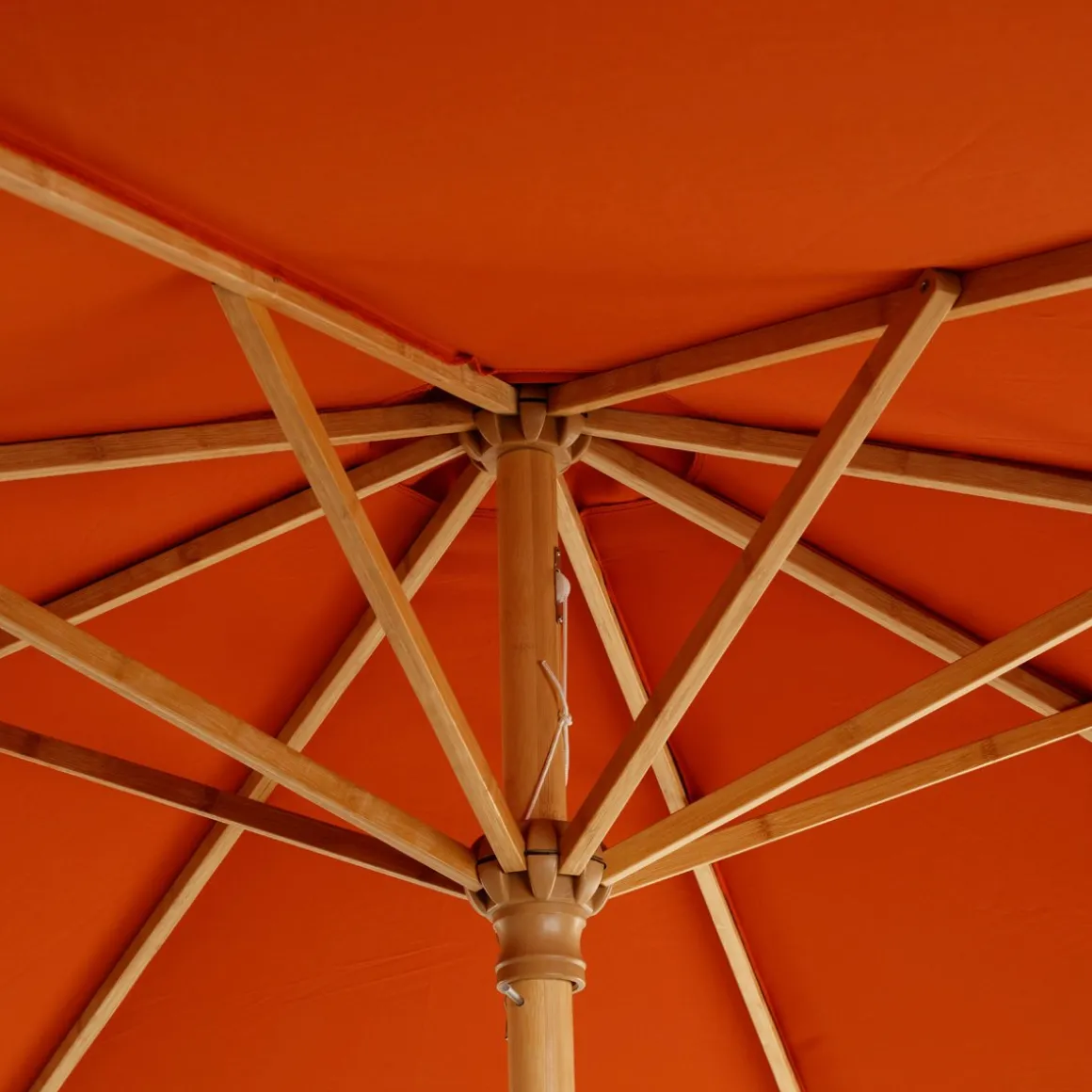 parasol_hespride_pour_rolandgarros__terrebattue_4.webp Roland-Garros Mobilier-Parasol Hespéride pour - Terre-battue