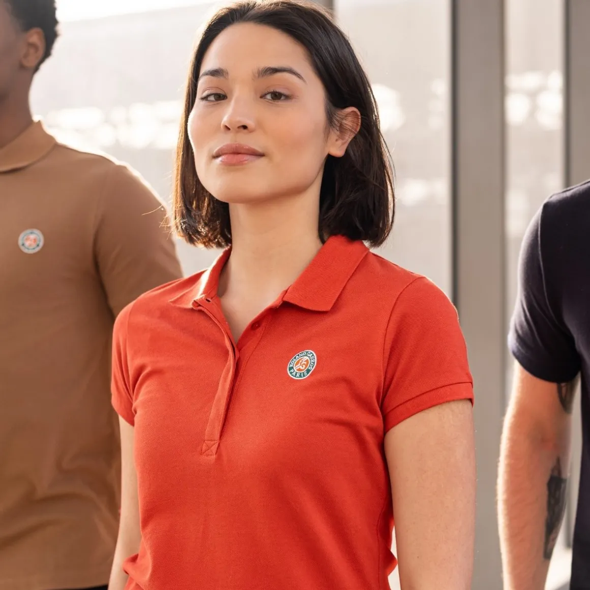 polo_basique_femme__terre_battue_1.webp Roland-Garros Polos & Chemises-Polo Basique Femme - Terre battue