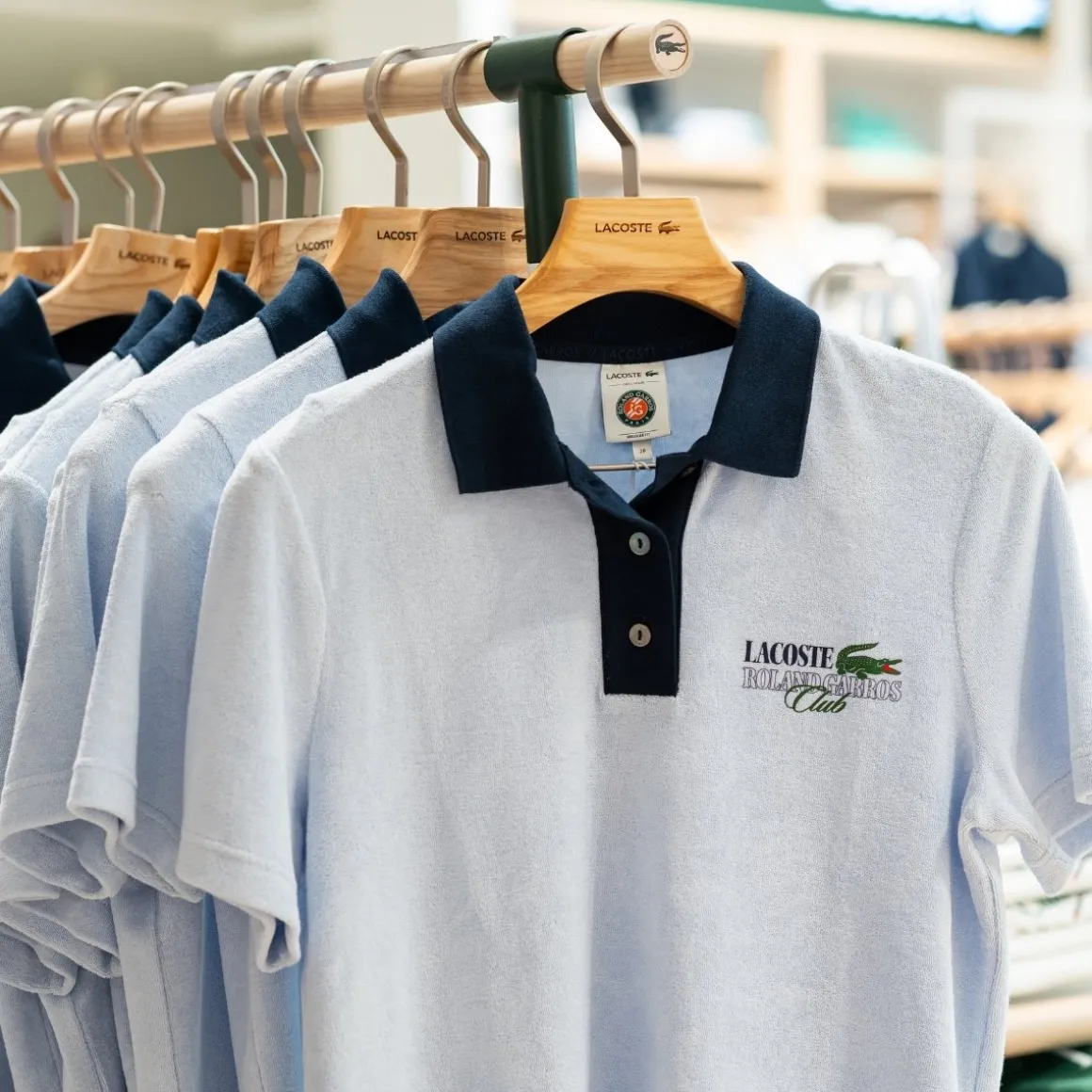 polo_club_dition_femme_lacoste_x_roland_garros__bleu_4.webp Roland-Garros Polos & Chemises-Polo Club édition Femme Lacoste x Roland Garros - Bleu