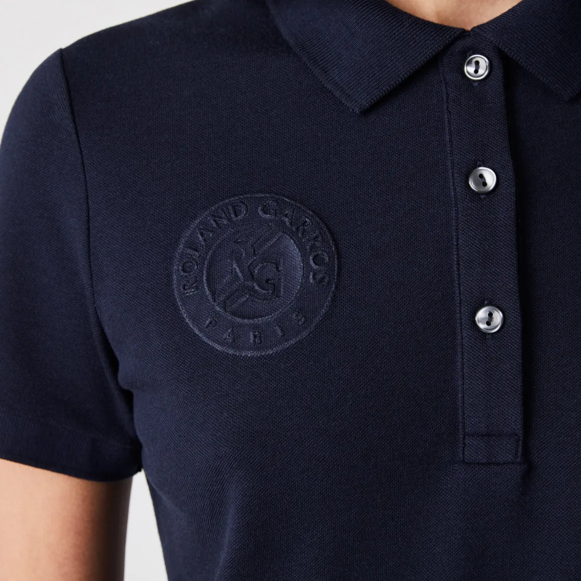 polo_femme_lacoste_pour_rolandgarros__marine_5.webp Roland-Garros Polos & Chemises-Polo femme Lacoste pour - Marine