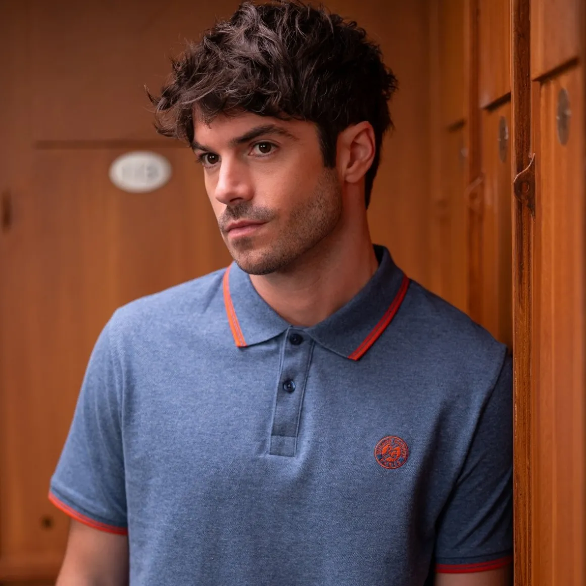 polo_heritage_homme_rolandgarros__marine_et_terre_battue_2.webp Roland-Garros Polos-Polo Heritage homme - Marine et terre battue