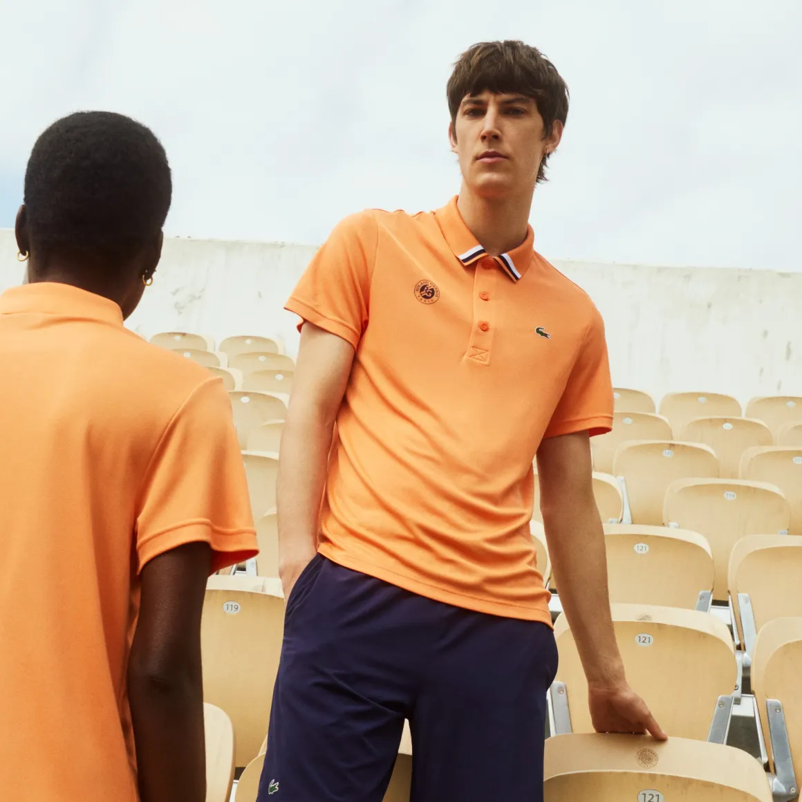 polo_unisexe_ramasseur_de_balles_lacoste_pour_rolandgarros__mandarinier_3.webp Roland-Garros Tenues De Ramasseurs De Balles | Tenue De Tennis Femmes-Polo unisexe ramasseur de balles Lacoste pour - Mandarinier