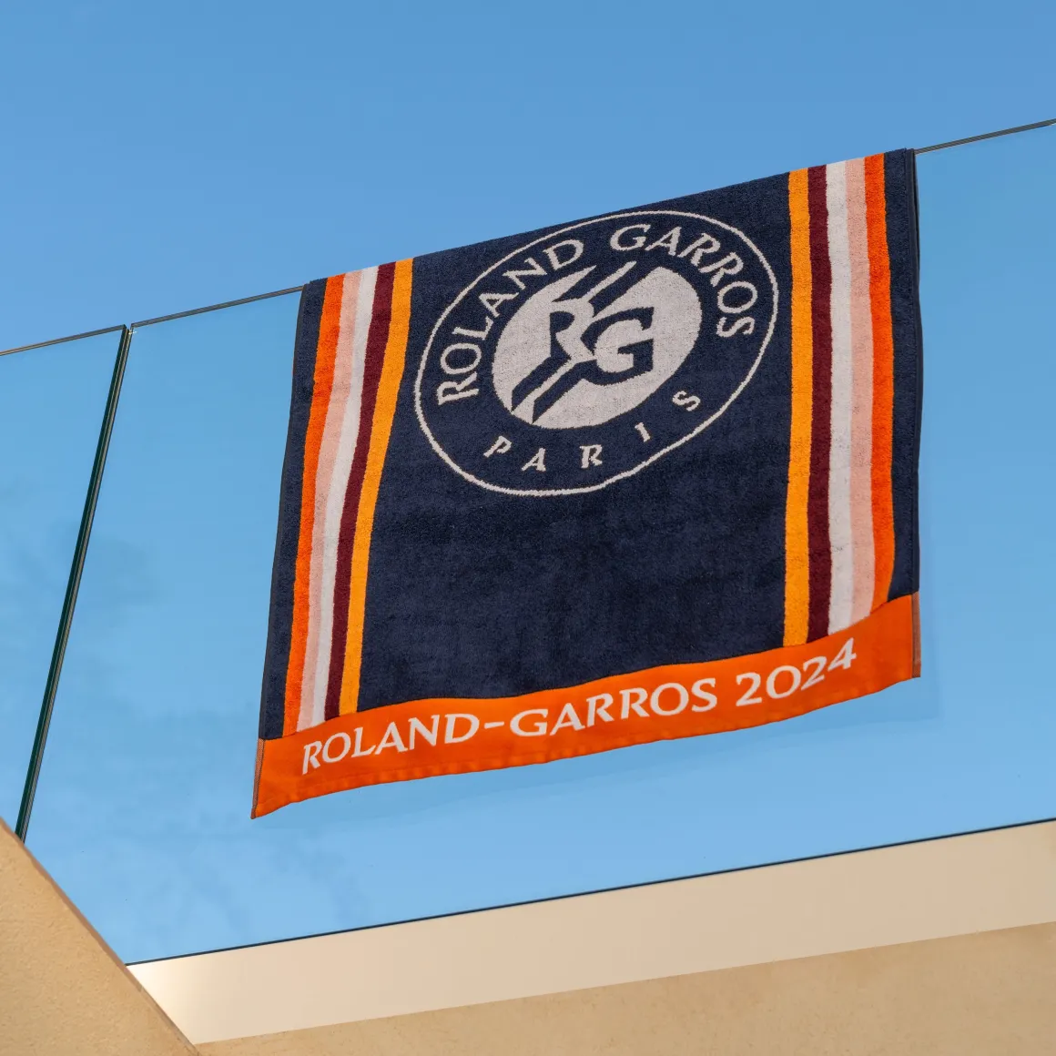 serviette_officielle_joueurse_rolandgarros___marine_5.webp Roland-Garros Linge De Bain | Linge De Maison-Serviette officielle joueur•se 2024 - Marine