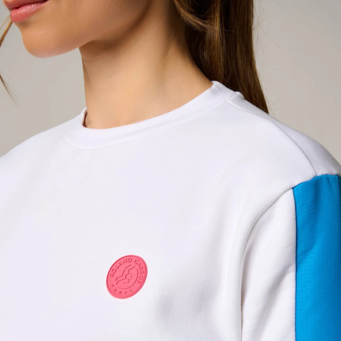 sweat_pop_energy_femme_rolandgarros__bleu_et_rose_2.webp Roland-Garros Pulls & Sweats-Sweat Pop Energy femme - Bleu et Rose