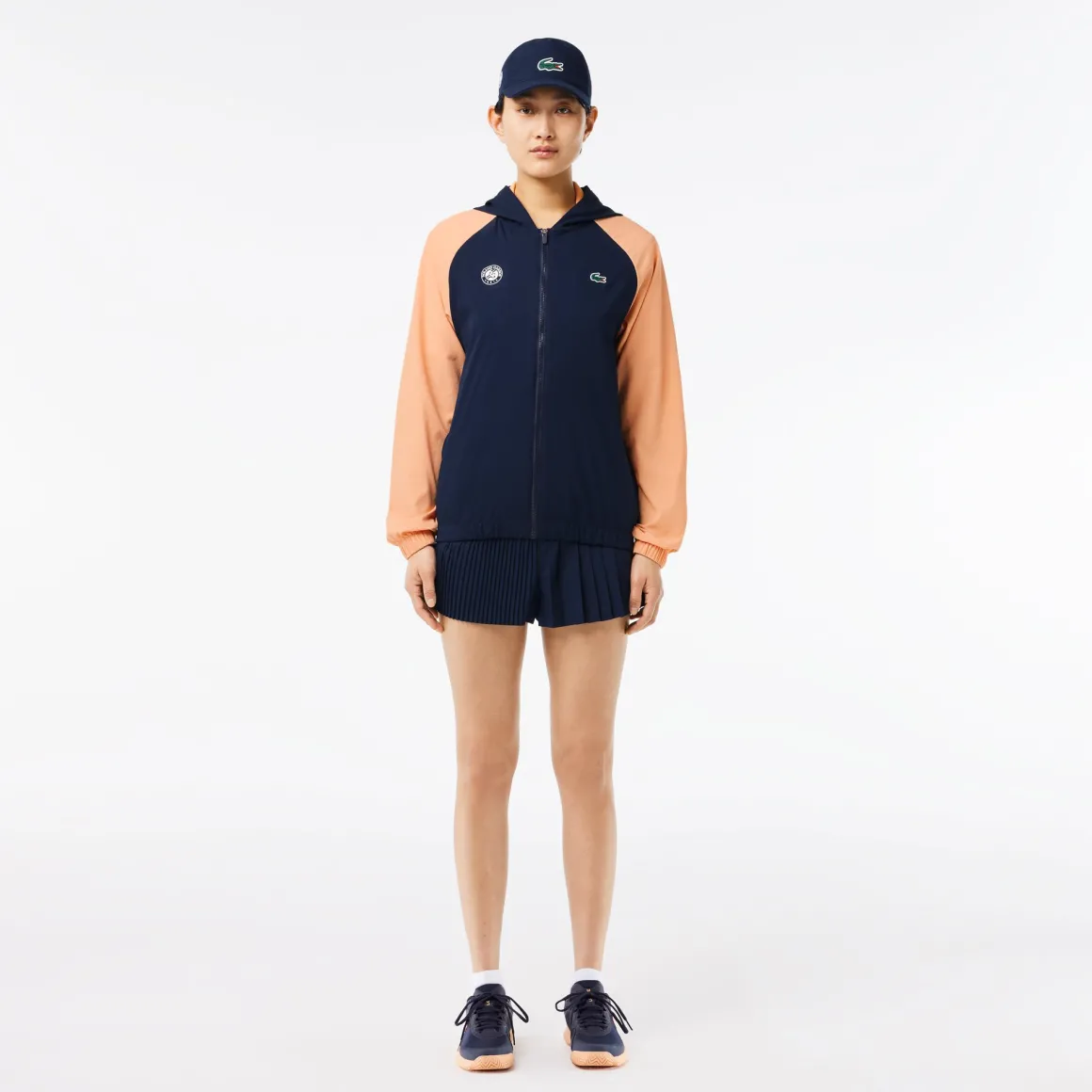 sweat_zipp_ramasseur_unisexe_lacoste_x_rolandgarros__marine_et_terre_battue_2.webp Roland-Garros Tenues De Ramasseurs De Balles | Pulls & Sweats-Sweat zippé Ramasseur unisexe Lacoste x - Marine et Terre Battue