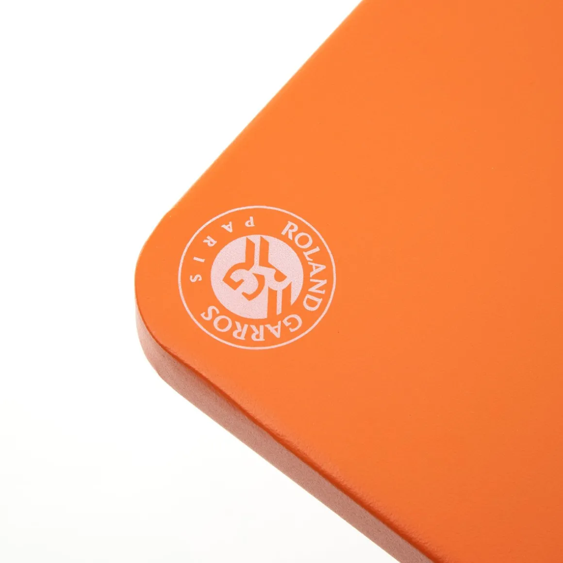 table_hespride_pour_rolandgarros__terrebattue_2.webp Roland-Garros Mobilier-Table Hespéride pour - Terre-battue