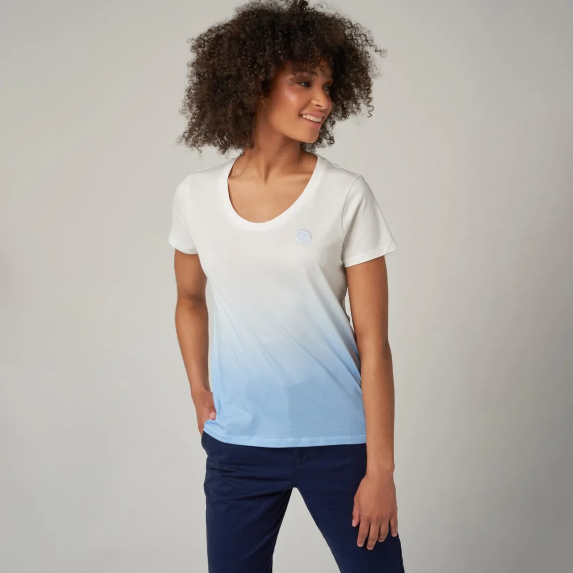 tshirt_ecru_femme_tie_and_dye_rolandgarros__bleu_clair_2.webp Roland-Garros T Shirts & Débardeurs-T-shirt ecru femme tie and dye - bleu clair