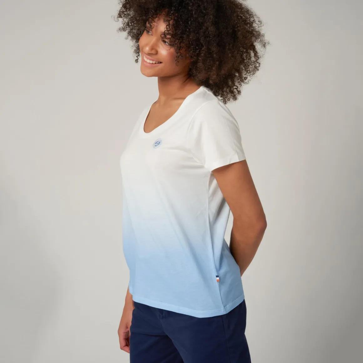 tshirt_ecru_femme_tie_and_dye_rolandgarros__bleu_clair_3.webp Roland-Garros T Shirts & Débardeurs-T-shirt ecru femme tie and dye - bleu clair