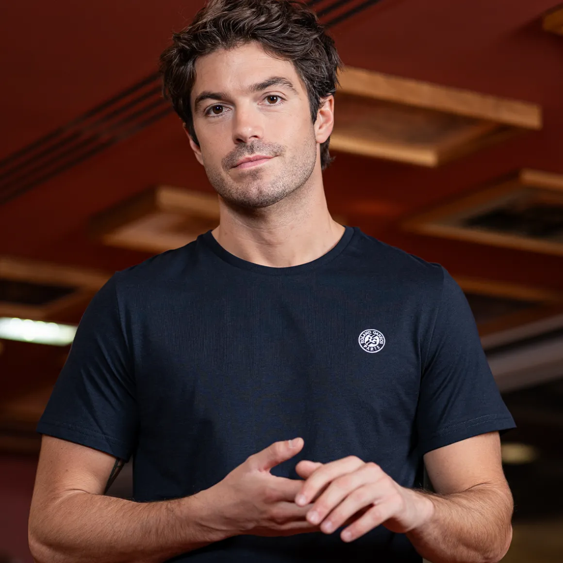 tshirt_essentiels_unisexe_rolandgarros__marine_2.webp Roland-Garros T Shirts & Débardeurs | T-shirts-T-shirt Essentiels Unisexe - Marine