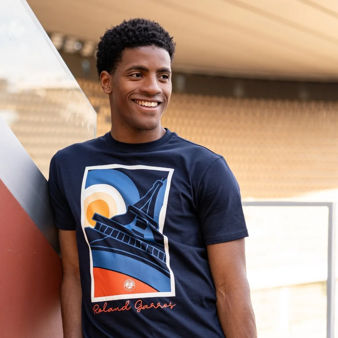 tshirt_tour_eiffel_homme_rolandgarros__marine_2.webp Roland-Garros T-shirts-T-Shirt Tour Eiffel homme - Marine